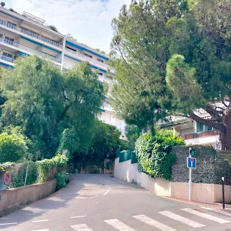 Deux Pieces Lumineux Et Confortable